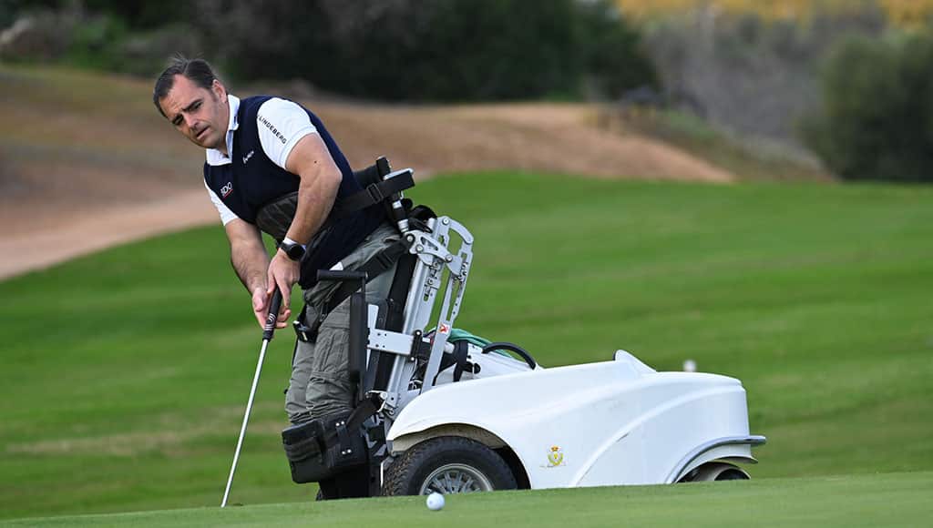 Fernando putts at Benamor