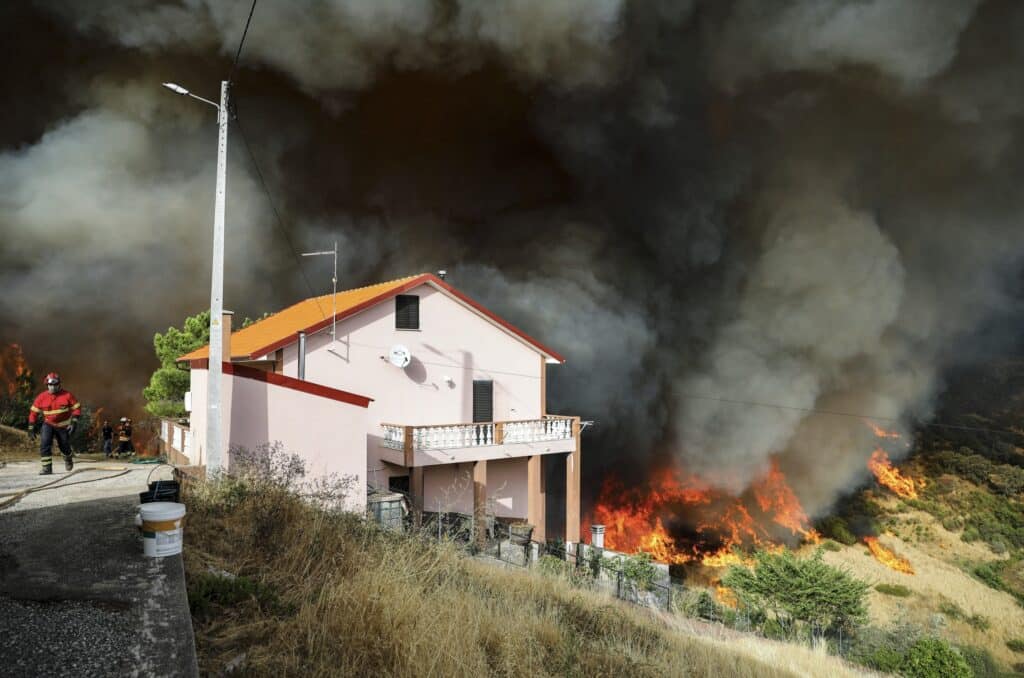 Flames approaching a house in Aldeia de Meãs, in Pampilhosa da Serra, on August 17