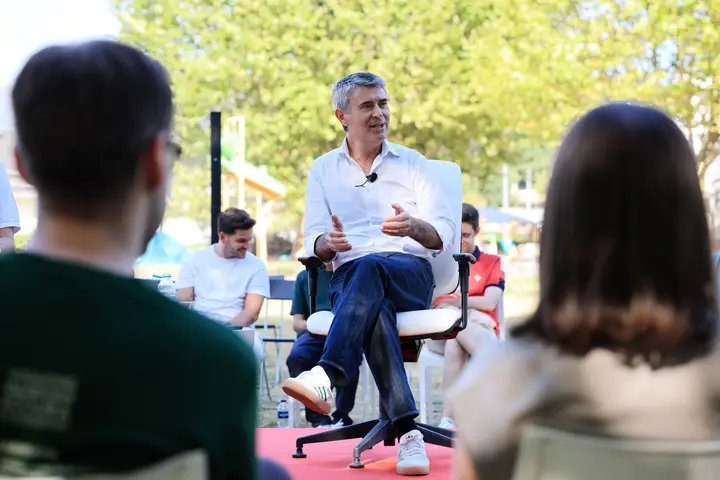 José Luís Carneiro in Paredes da Couro last night. Image: Estela Silva/ Lusa