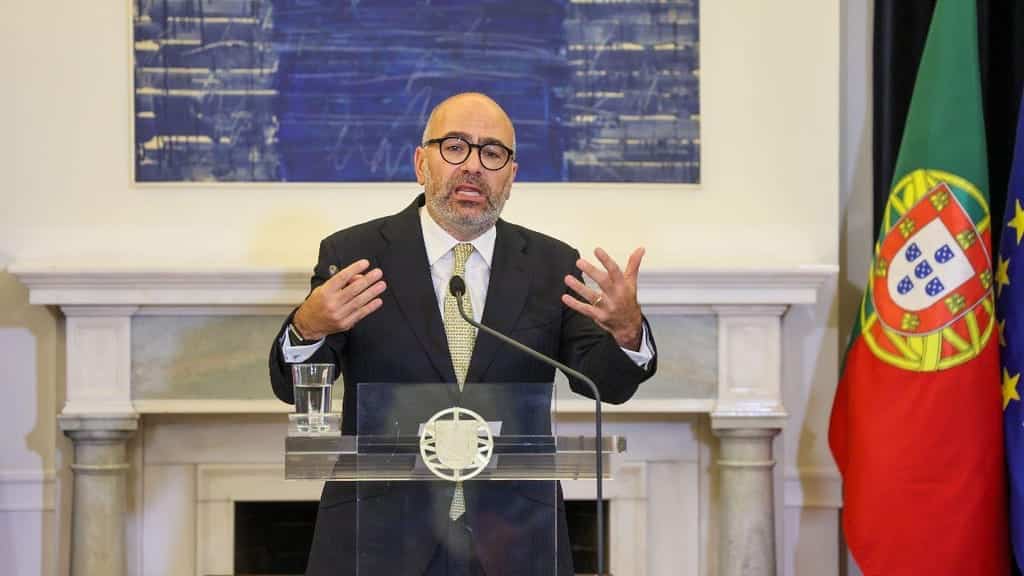 Miguel Pinto Luz addressing journalists today. Image: Lusa