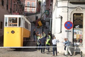Six months on, Glória funicular victims still awaiting compensation