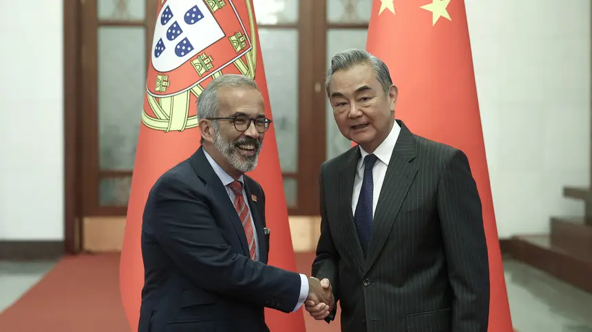 Paulo Rangel today in Beijing with Chinese counterpart Wang Yi, hoping for China's help in brokering peace deal between Russia and Ukraine. Image: António Cotrim/ Lusa