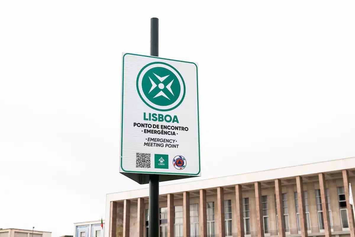 Meeting points to make for in event of ‘serious accident or disaster’ start being signposted in Lisbon