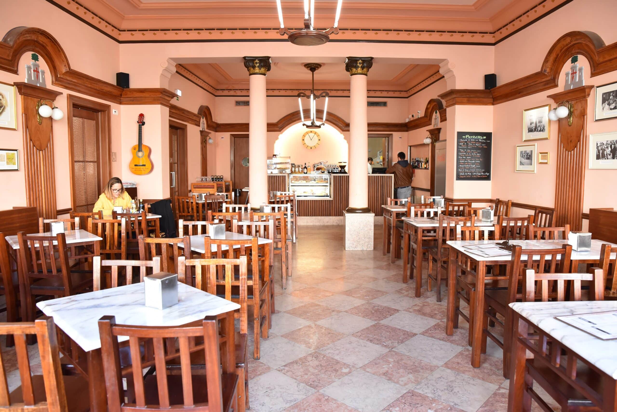 Historic Loulé shops host live music series