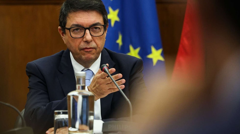 Absolutely no connection whatsoever. The closure of maternity units cannot be linked to the deaths of babies, nor to the number of births that take place in ambulances (looking for a maternity unit that is open...) Image of Álvaro Almeida, the latest executive director of the SNS health service - Lusa