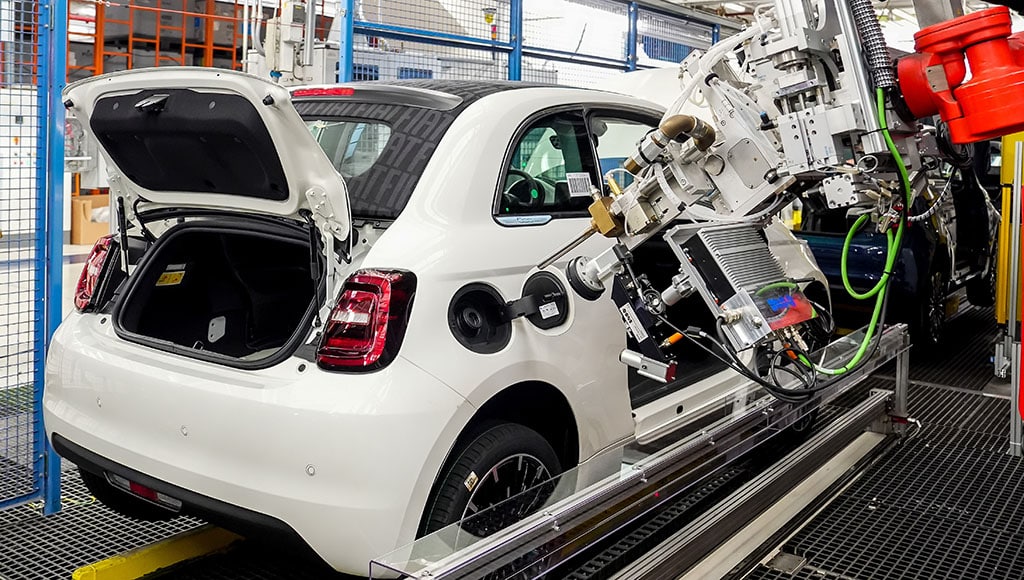 Fiat 500 electric retro-engineered to accept petrol engines