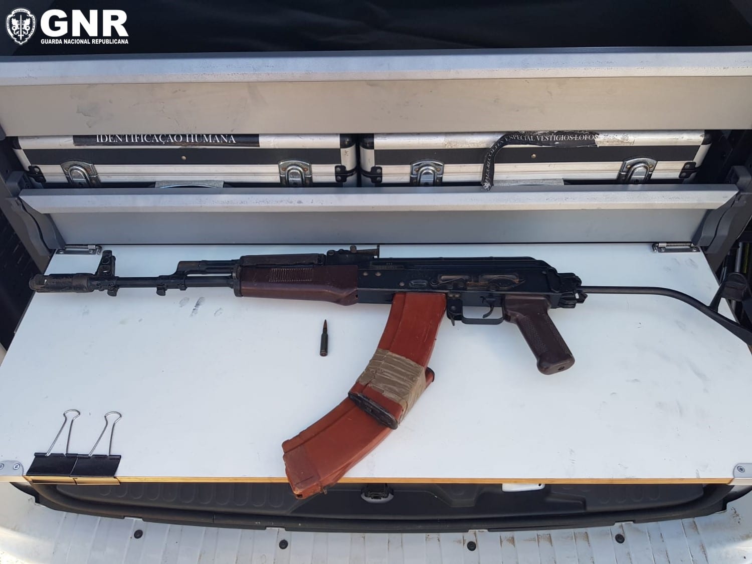 Seven arrested, war-grade weapons seized in Aljezur coastal operation