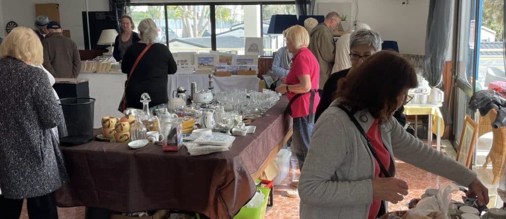 Happy shoppers at Jolly Bar, Alvor