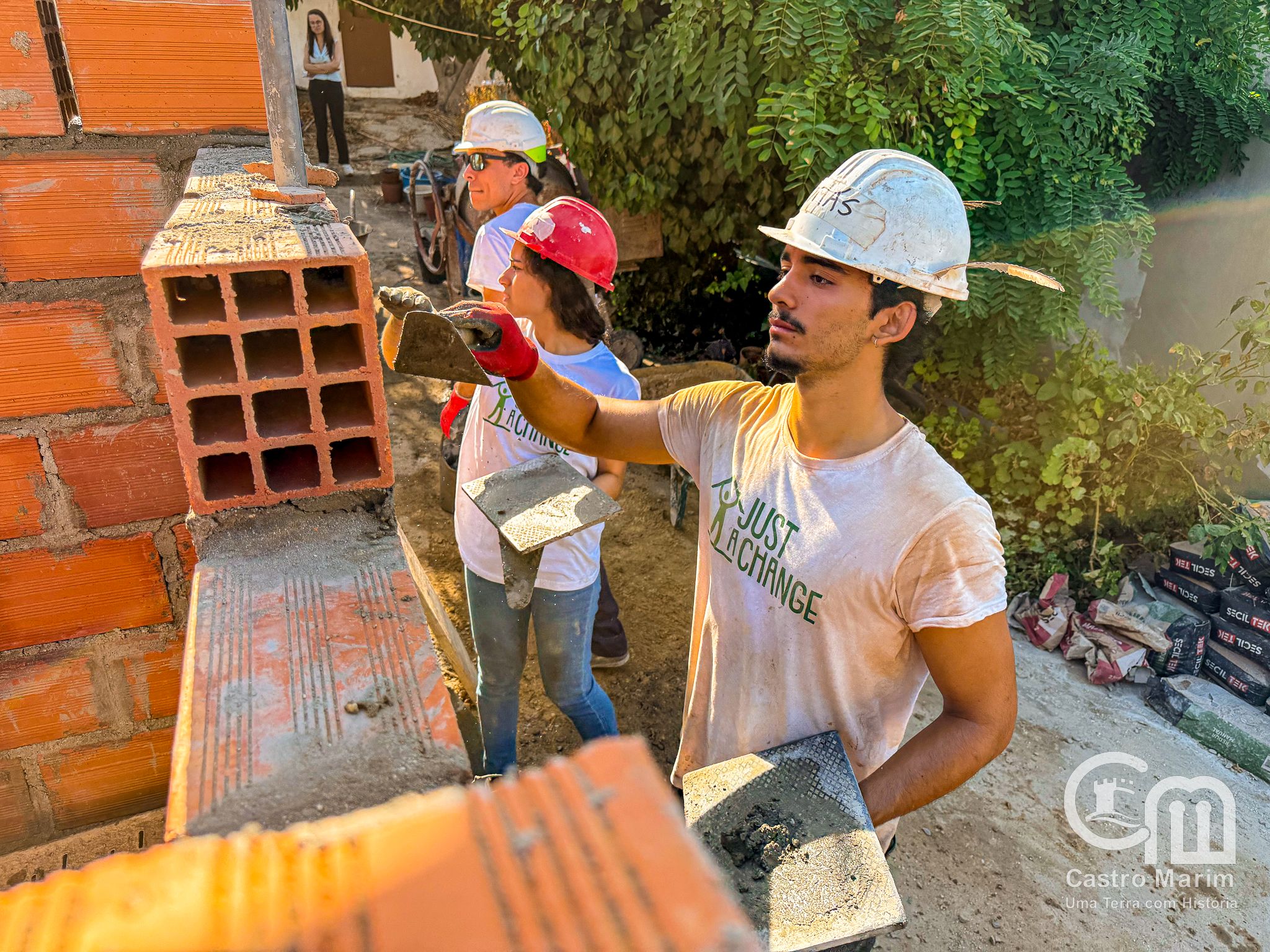 Volunteers help renovate rundown homes in Castro Marim