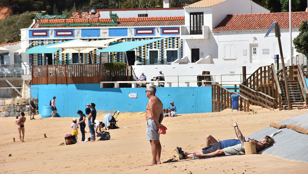 Tourists in Olhos d’Água, Albufeira. Photo: BRUNO FILIPE PIRES/OPEN MEDIA GROUP