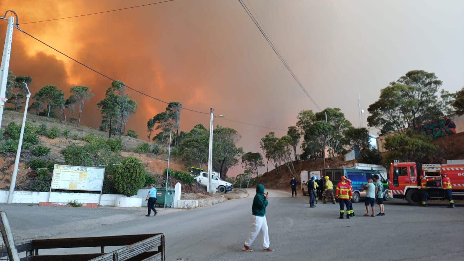 High winds complicating wildfire on Costa Vicentina coast, between Bordeira and Aljezur