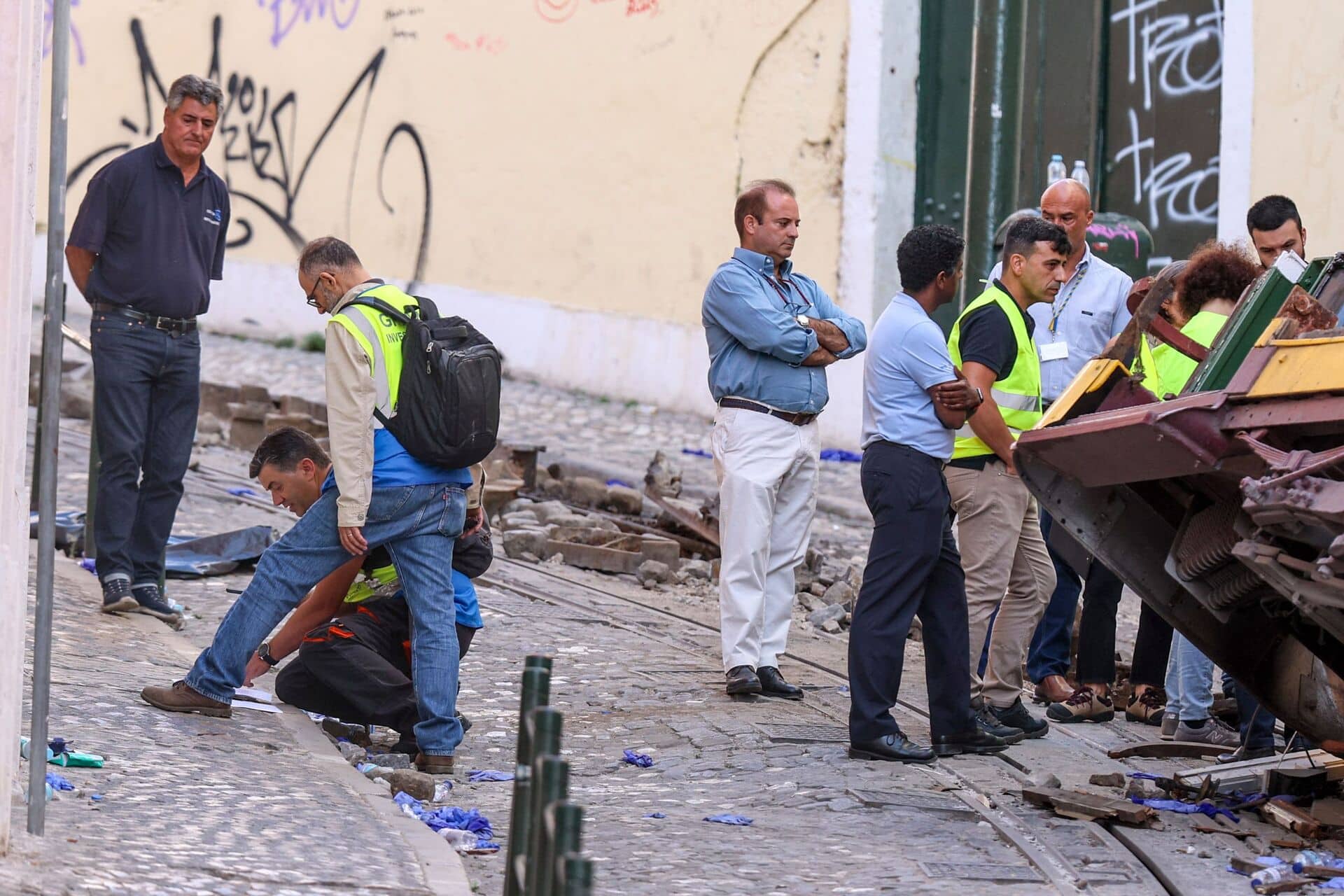 Technical experts assess the accident involving the Gloria funicular in Lisbon, a popular transportation used by tourists, which derailed yesterday in Lisbon, Portugal, 04 September 2025. At least 17 people died in the derailment and 22 others were injured, local emergency services reported. EPA/TIAGO PETINGA