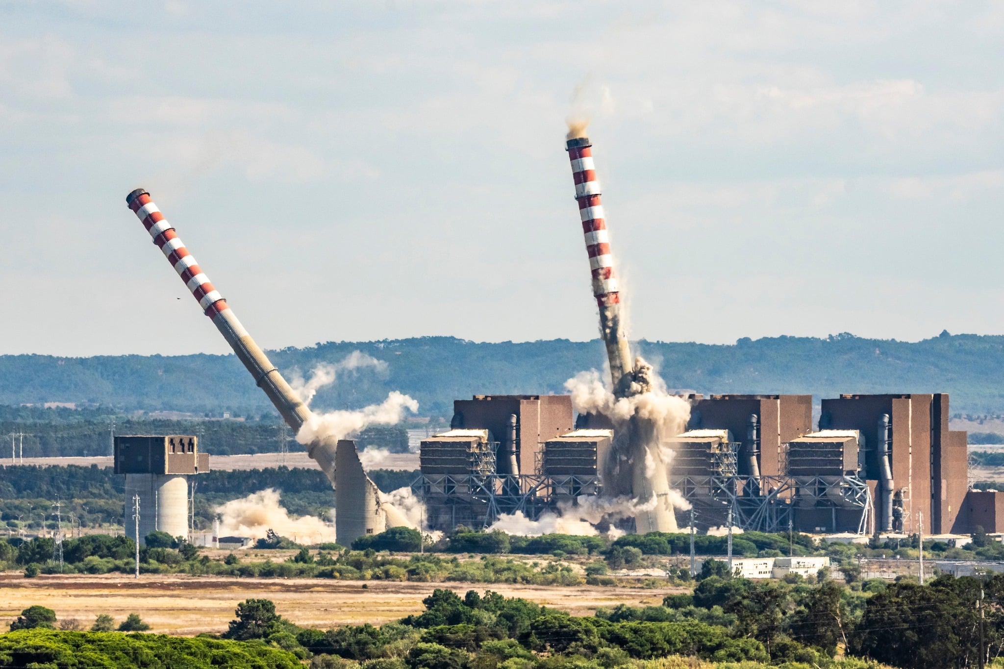 Friday shorts: Sines'‘twin towers’ come crashing down; left demands resignation of defence minister