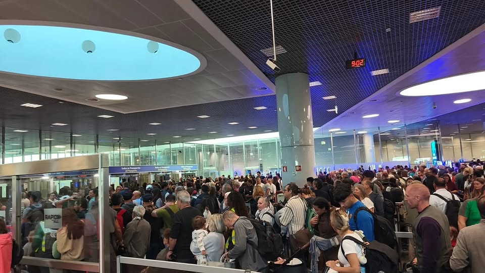 queues at Lisbon Airport