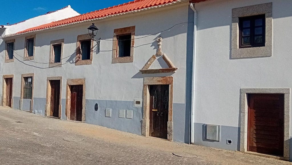 Albergaria de São Pedro. Shop, bar and apartment being repurposed as a family home