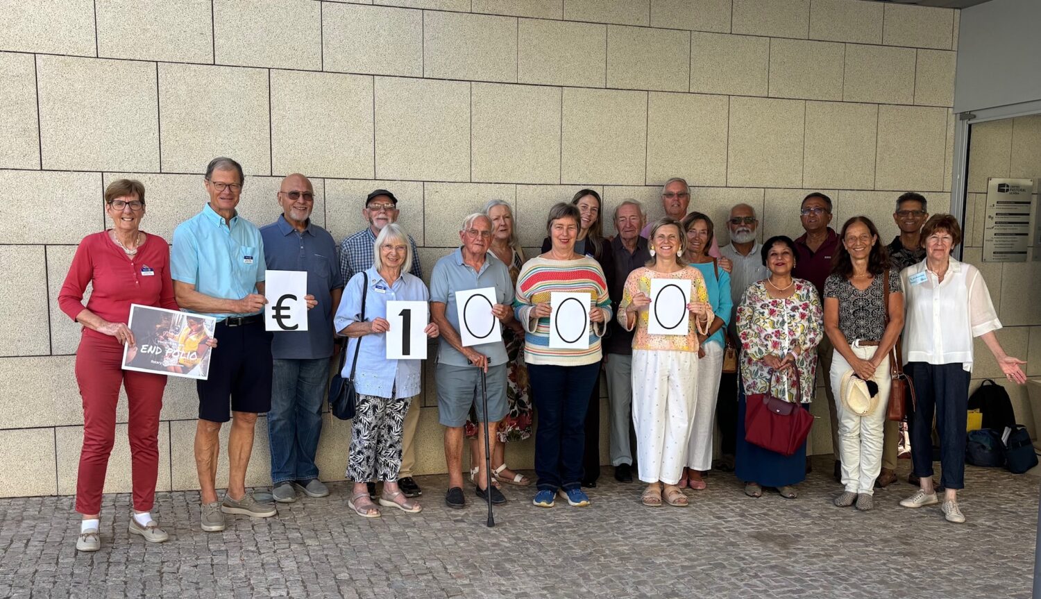 RC Silves members with their €1,000 donation