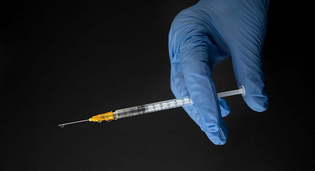 Jab (Mika Baumeister-unsplash)