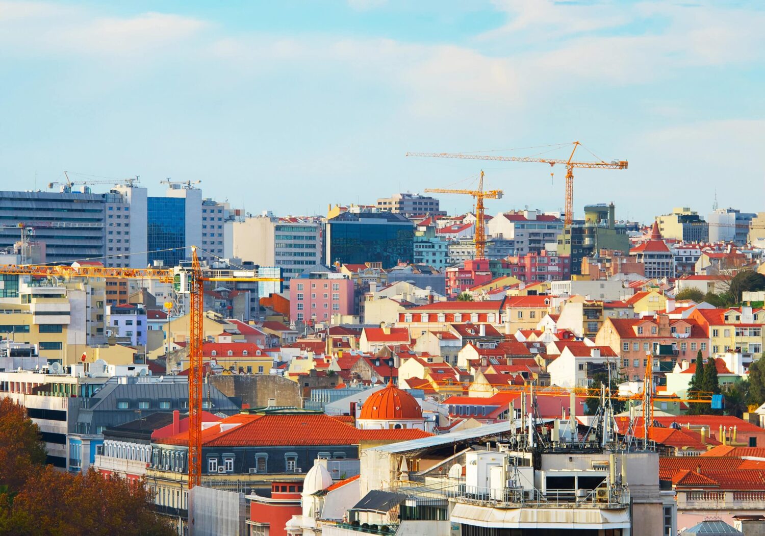 Construction cranes in Lisbon - Photo: Joyfull/Shutterstock