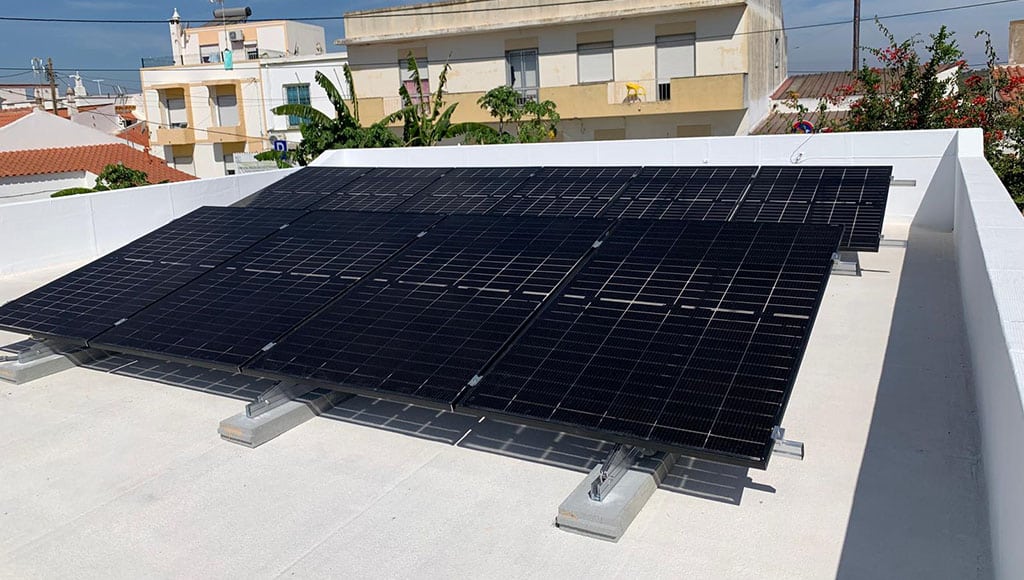 Solar panels roof structure