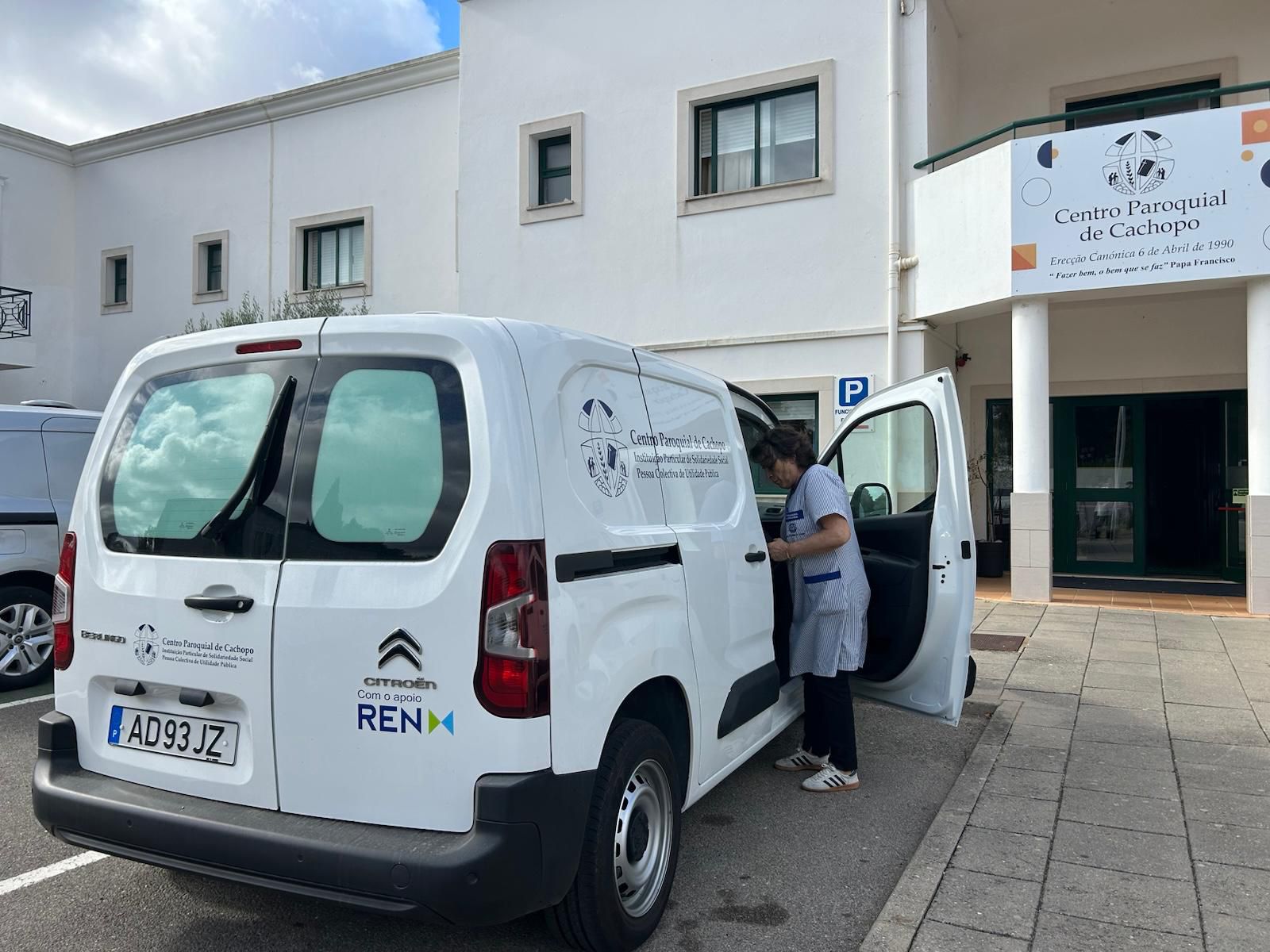 REN donates van to Cachopo Parish Centre
