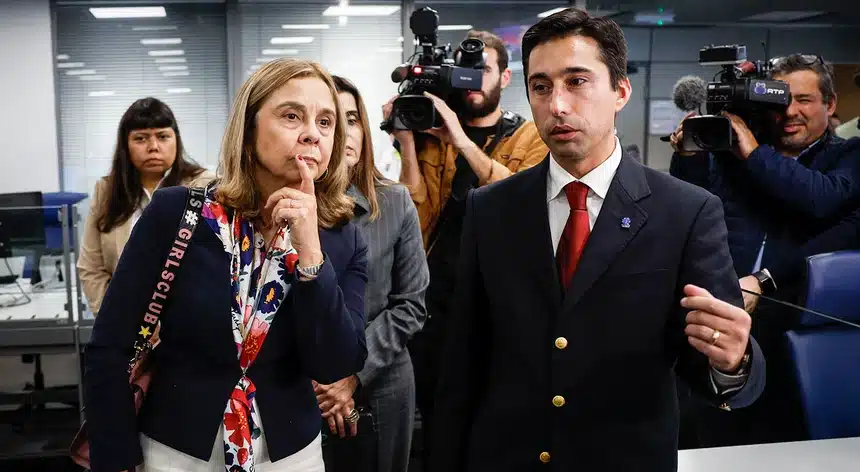 Sérgio Janeiro, right - pictured here with health minister Ana Paula Martins - 'was not dismissed', says an official source. Image: António Pedro Santos/ Lusa