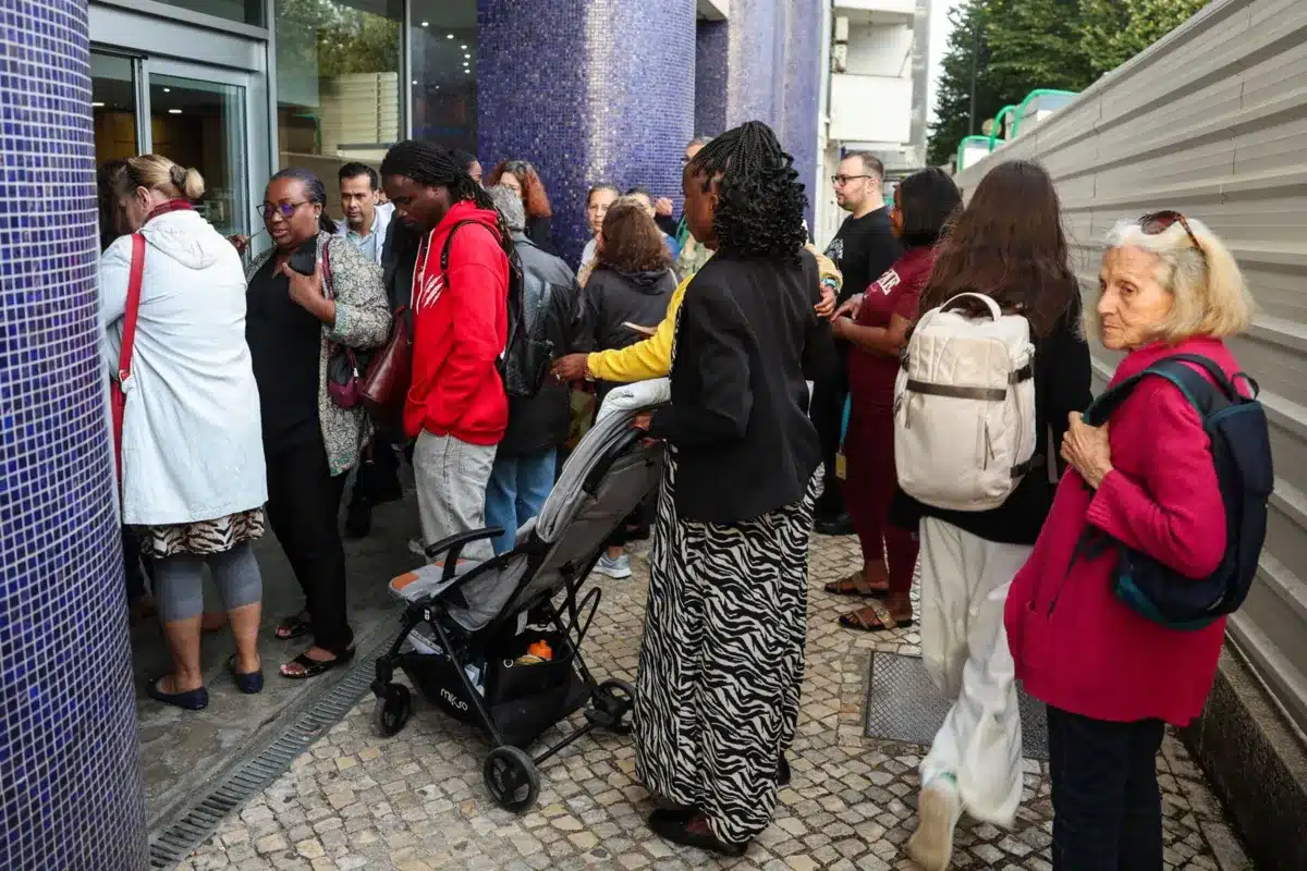 Desperate people queue to receive the right to rental support to which they were assured: image: Tiago Petinga/ Lusa