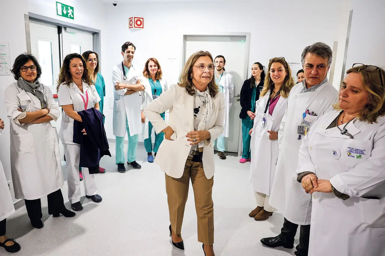 Shaking up the system. Health minister Ana Paula Martins (centre). Photo: Manuel De Almeida/ Lusa
