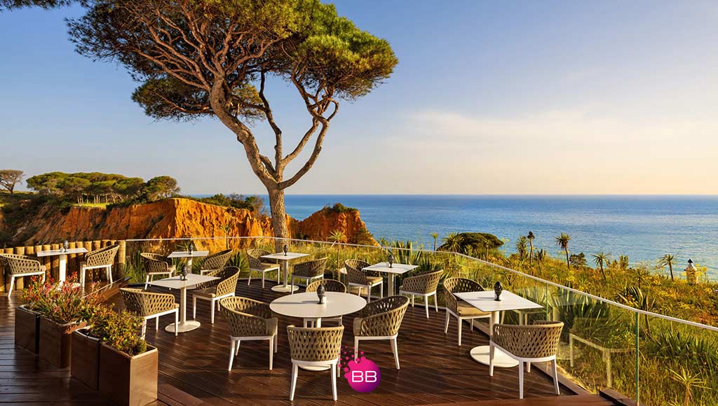 A terrace café at Pine Cliffs Resort