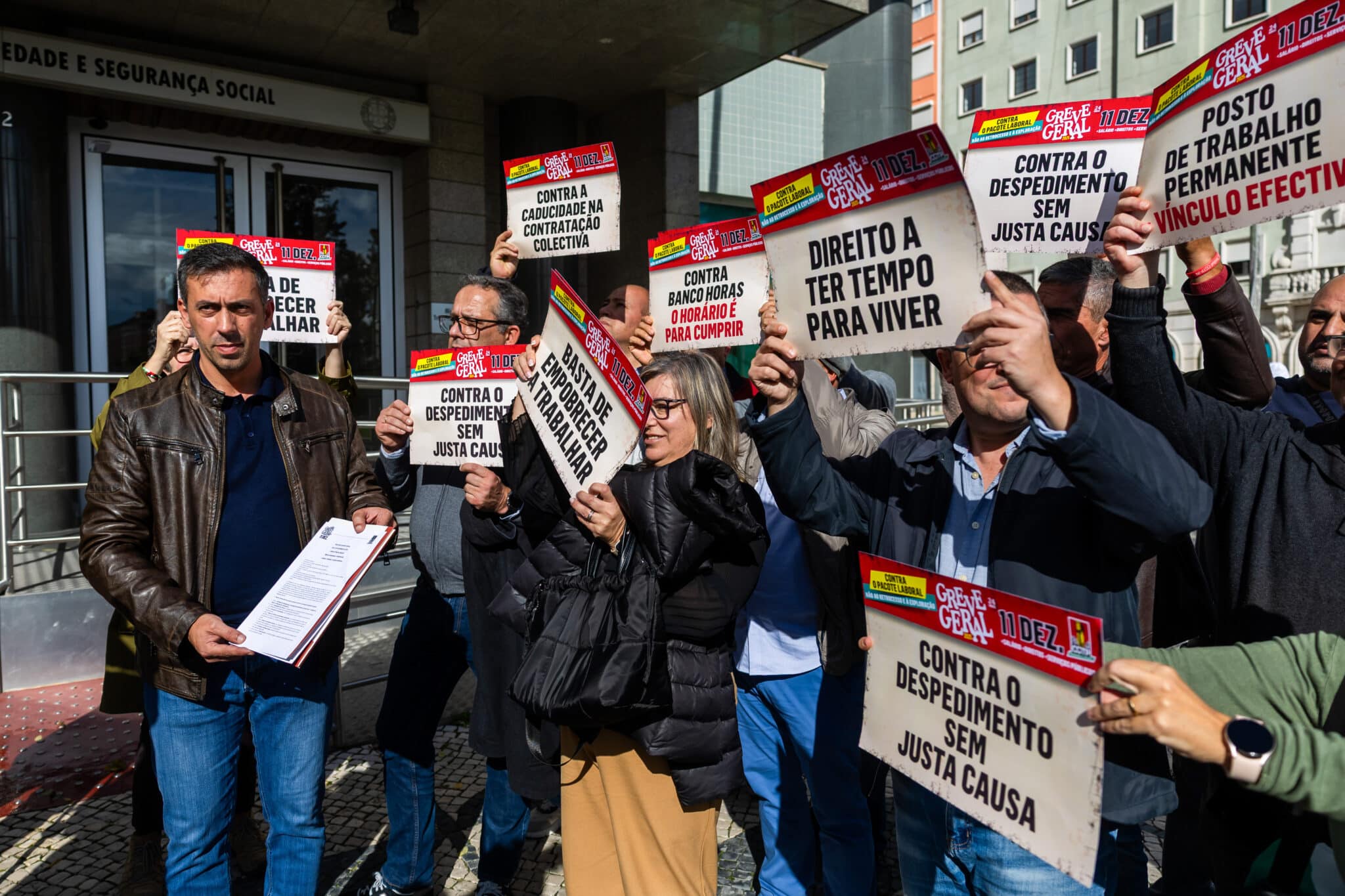 The Executive Committee of the National Council of CGTP-IN, headed by Secretary-General Tiago Oliveira (left), delivers the notice of a general strike, called for December 11,