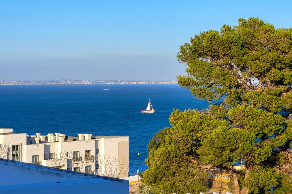 4 - Sailing past the horizon - Algarve coast