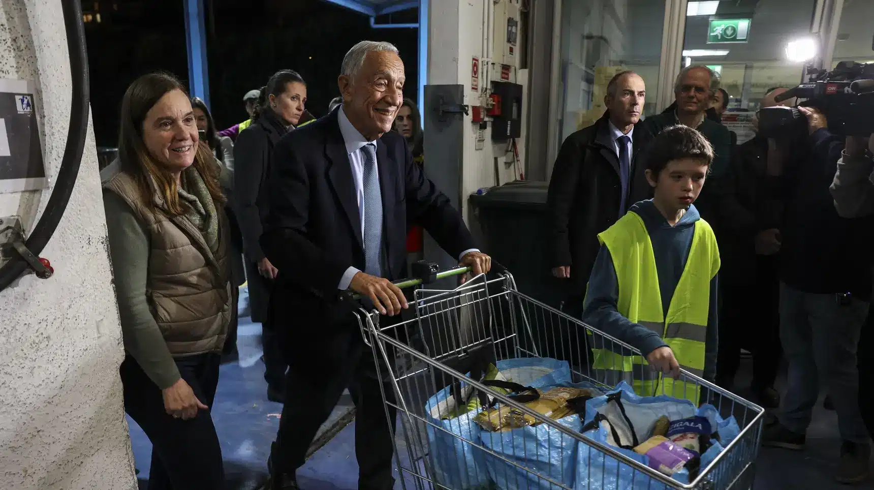 Ten years of fighting against poverty has barely changed a thing: Marcelo visits a Lisbon Food Bank. Image: Miguel A Lopes/ Lusa