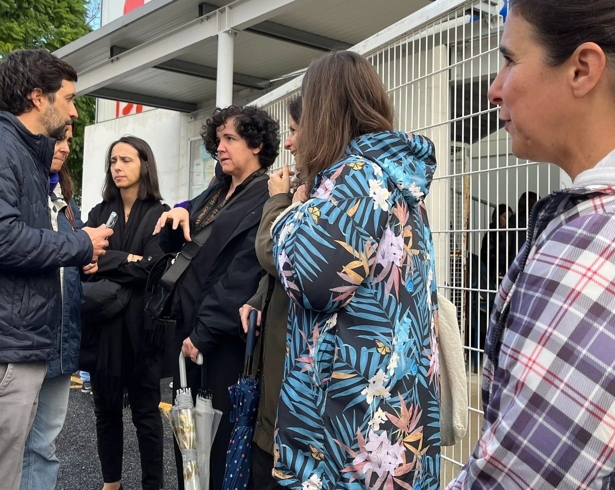 Unhappy parents seeking answers for Escola Básica Rainha Santa Isabel meet with CDU councillor outside school premises earlier this month. The CDU post refers to many other Lisbon schools being haunted by leaks and failing infrastructure. Image: CDU Lisboa/ Facebook