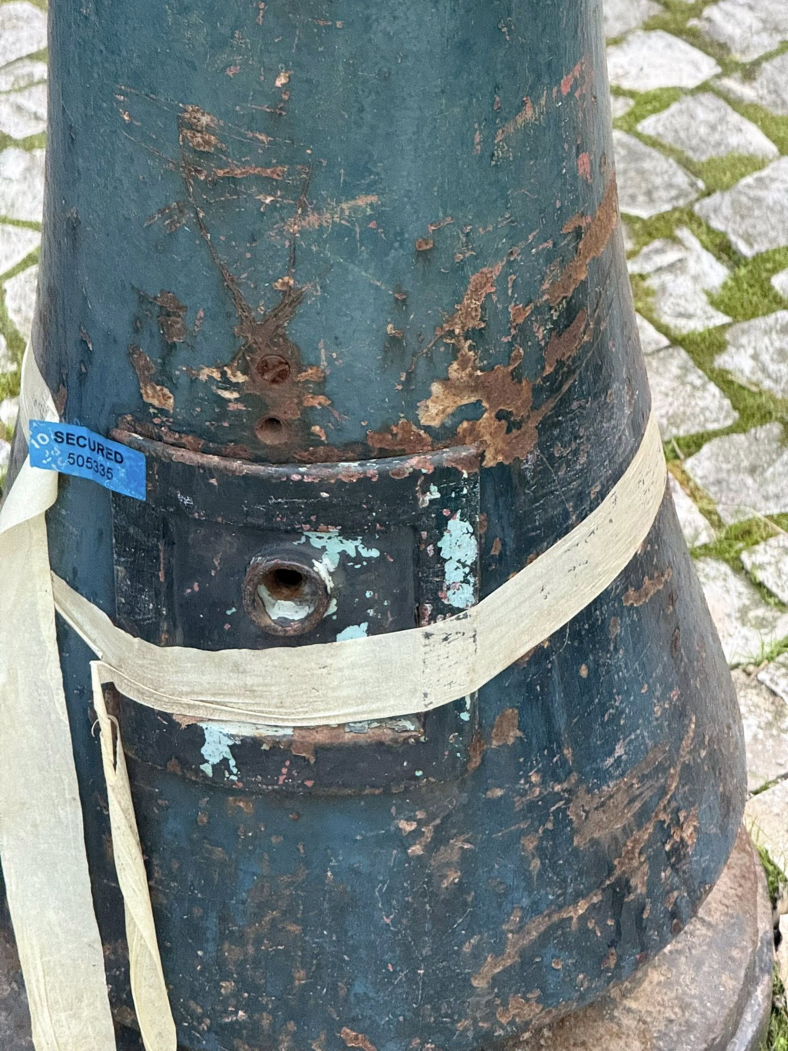 Just one example of the state of conservation of Lisbon lamposts. Image: https://www.facebook.com/photo?fbid=25487103764219220&set=pcb.3001222963414990