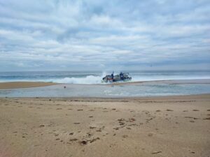 Fishing boat carrying crew of seven beaches on Sines coast