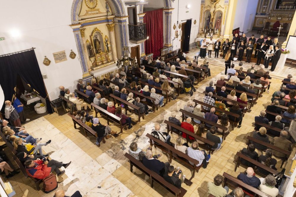 Algarve choirs celebrate Christmas in Ferragudo
