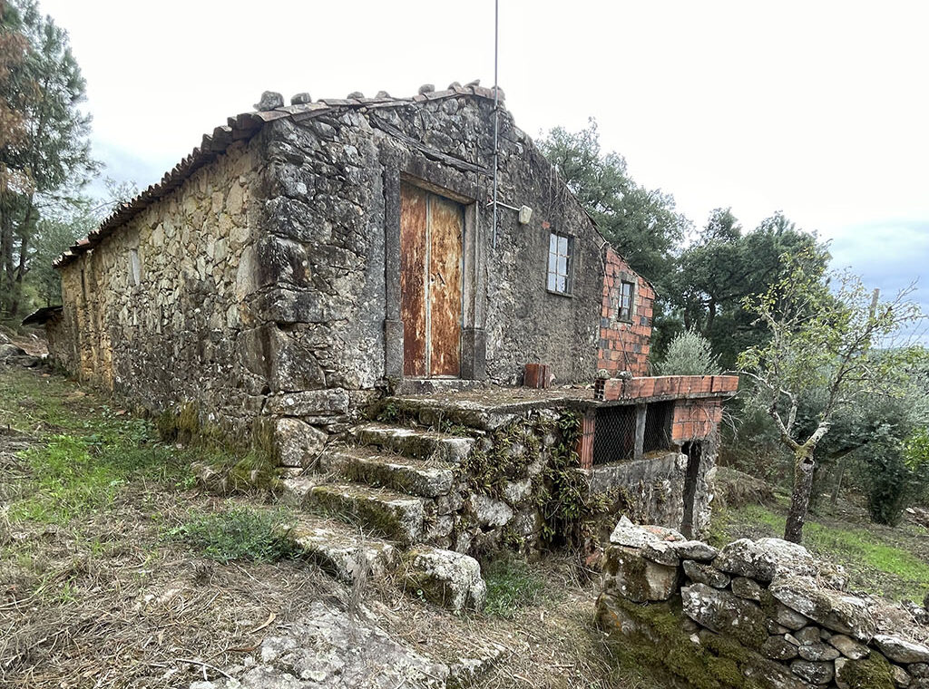 Location counts, this farmhouse is only 400 meters from a town market and café