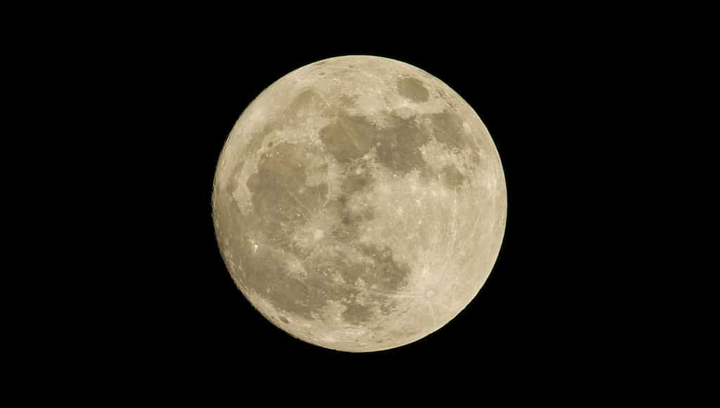 Moon (pedro-lastra-unsplash)