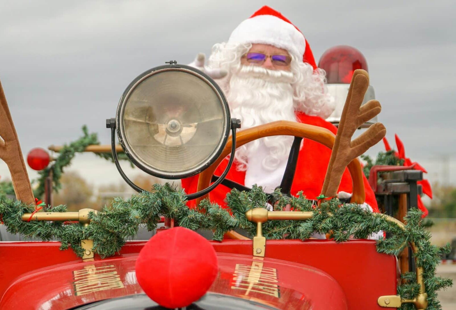 Santa (thomas-park-unsplash)