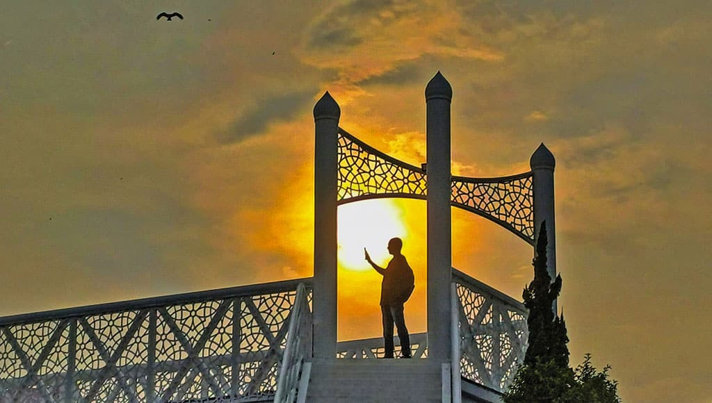 Sunset (Fardin Amar-unsplash)