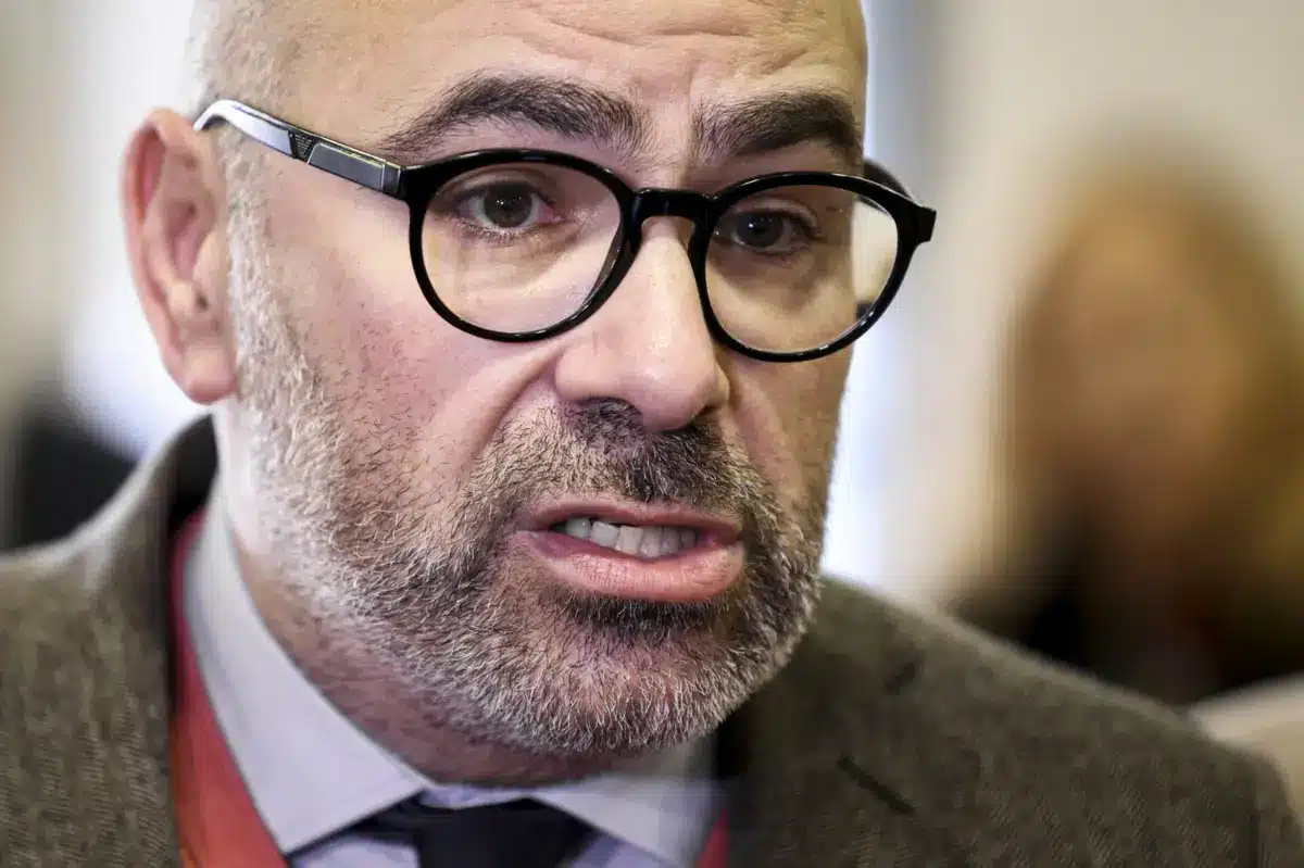 Putting his best foot forwards, Infrastructures minister Miguel Pinto Luz. Image: Filipe Amorim/ Lusa