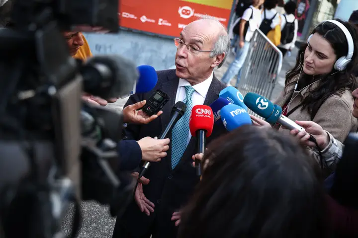 Luís Marques Mendes did not enter this race as a hot favourite, but he is slowly gathering steam, and appears to be 'gaining' on the initial momentum promised by rival Henrique Gouveia e Melo. Image: Rodrigo Antunes/ Lusa