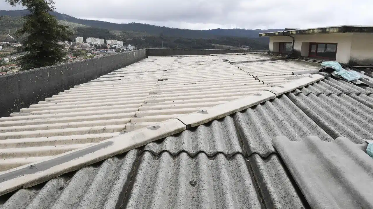 Asbestos roofs and building coverings can still be seen throughout Portugal. Image: Fernando Veludo/ Lusa