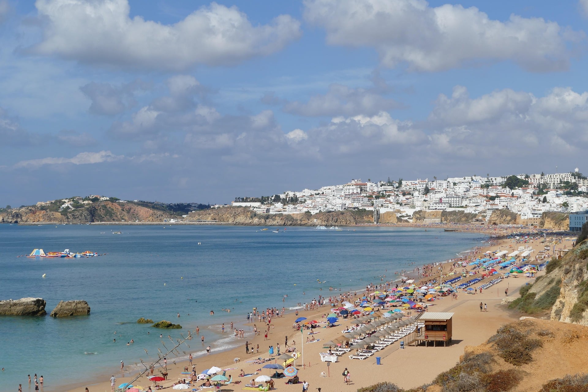 Albufeira attracts more stag parties despite “tough new rules”