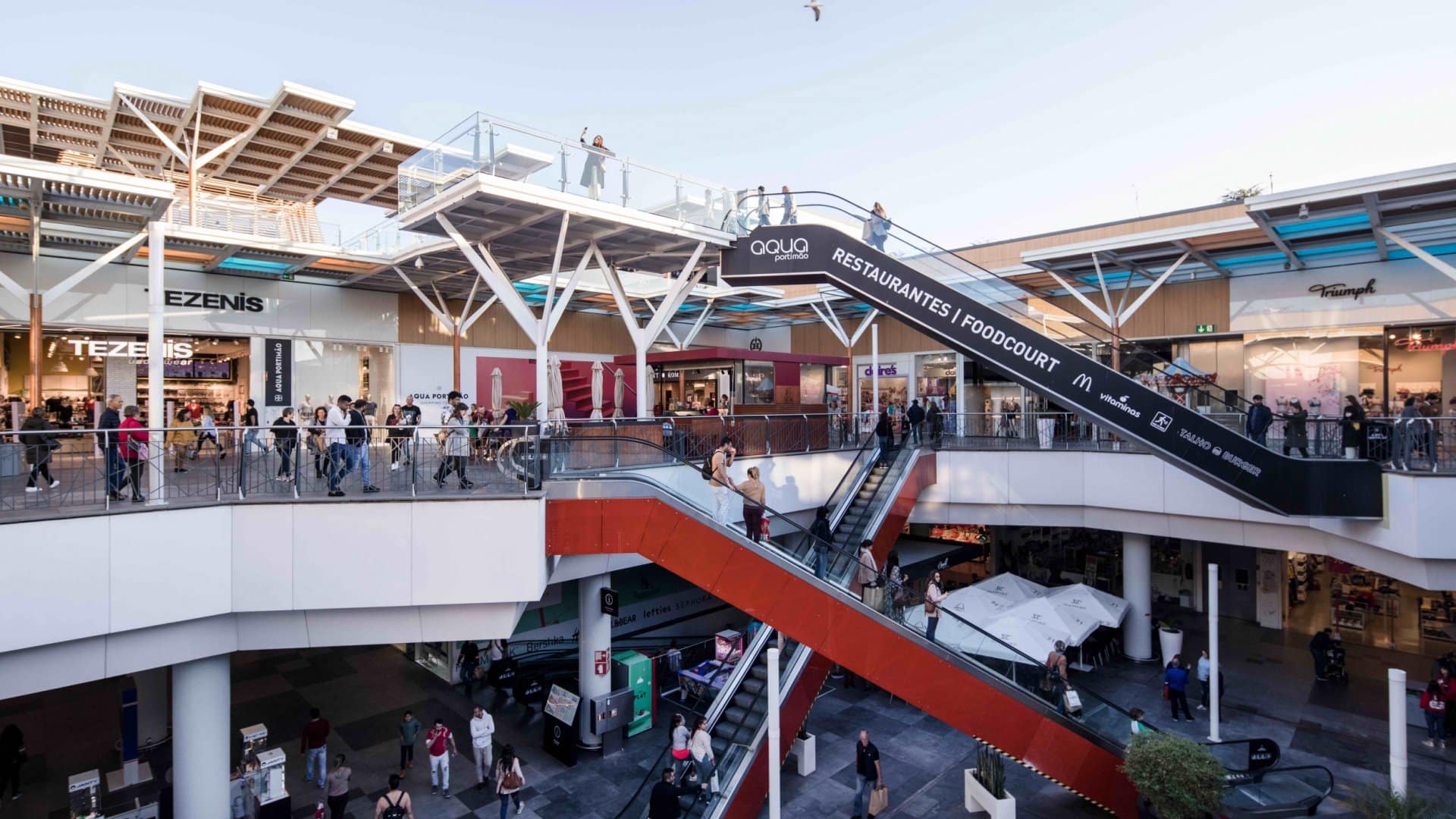 Masked men on the run after robbing Portimão jewellery store