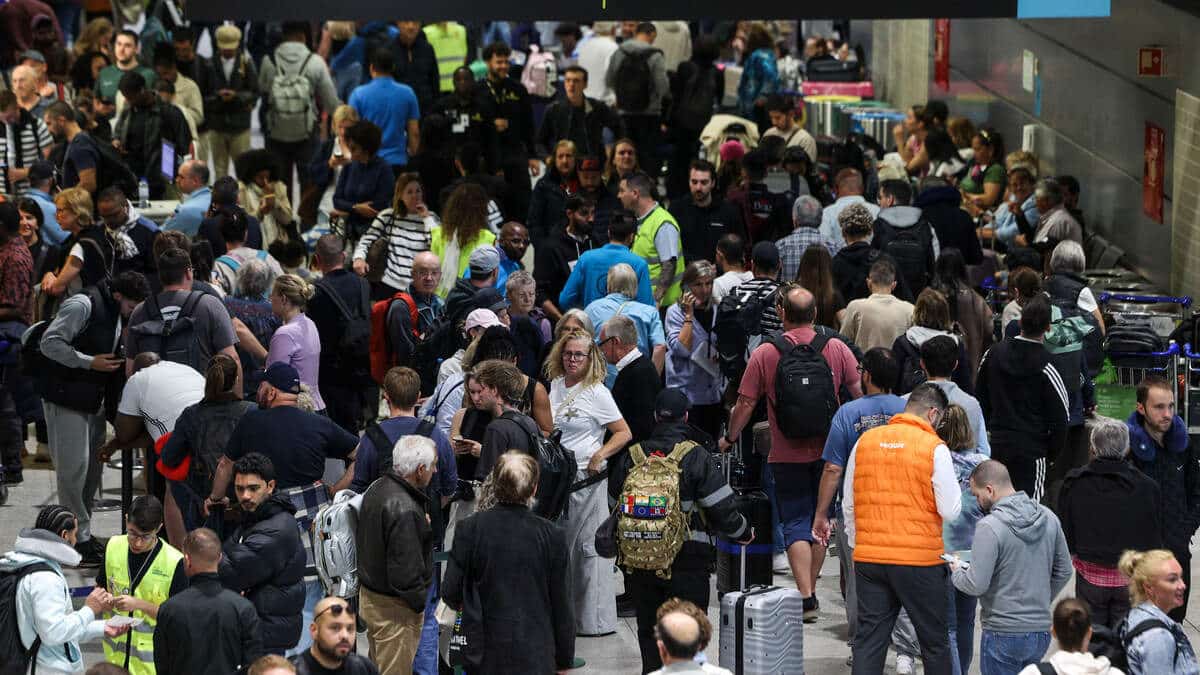 The absolute joy of 21st century travel through Lisbon airport. Image: LUSA