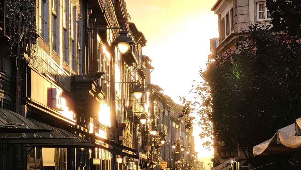 Golden hour on a Braga street: The city slows under this kind of light. Warm facades, quiet steps, and the feeling that evening has nowhere else to be.