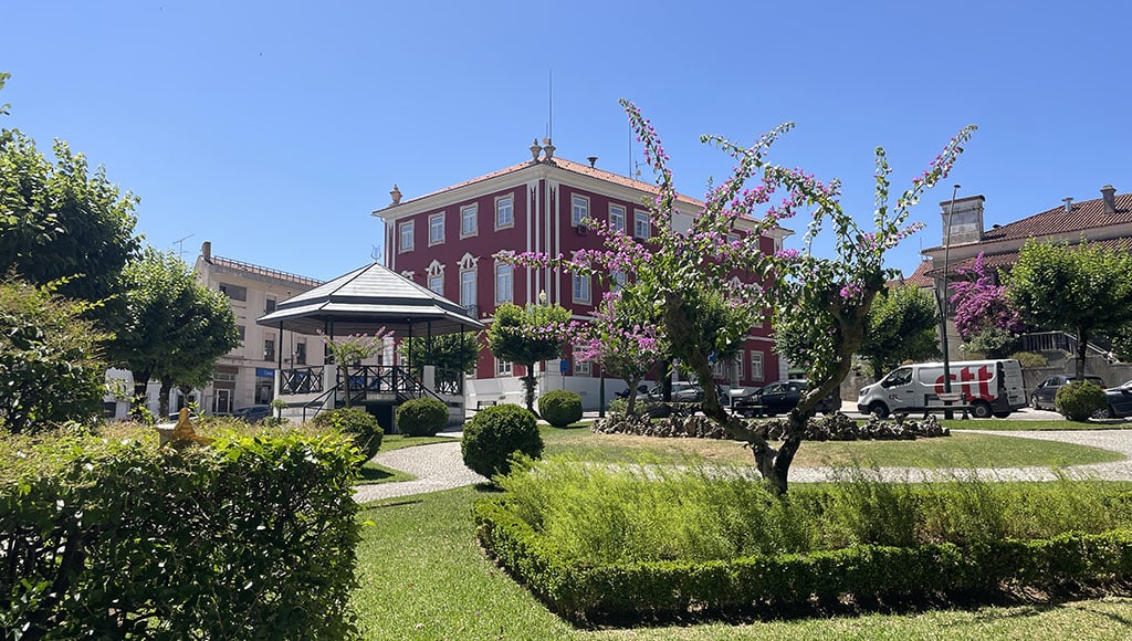Figueiró dos Vinhos, Câmara building and gardens