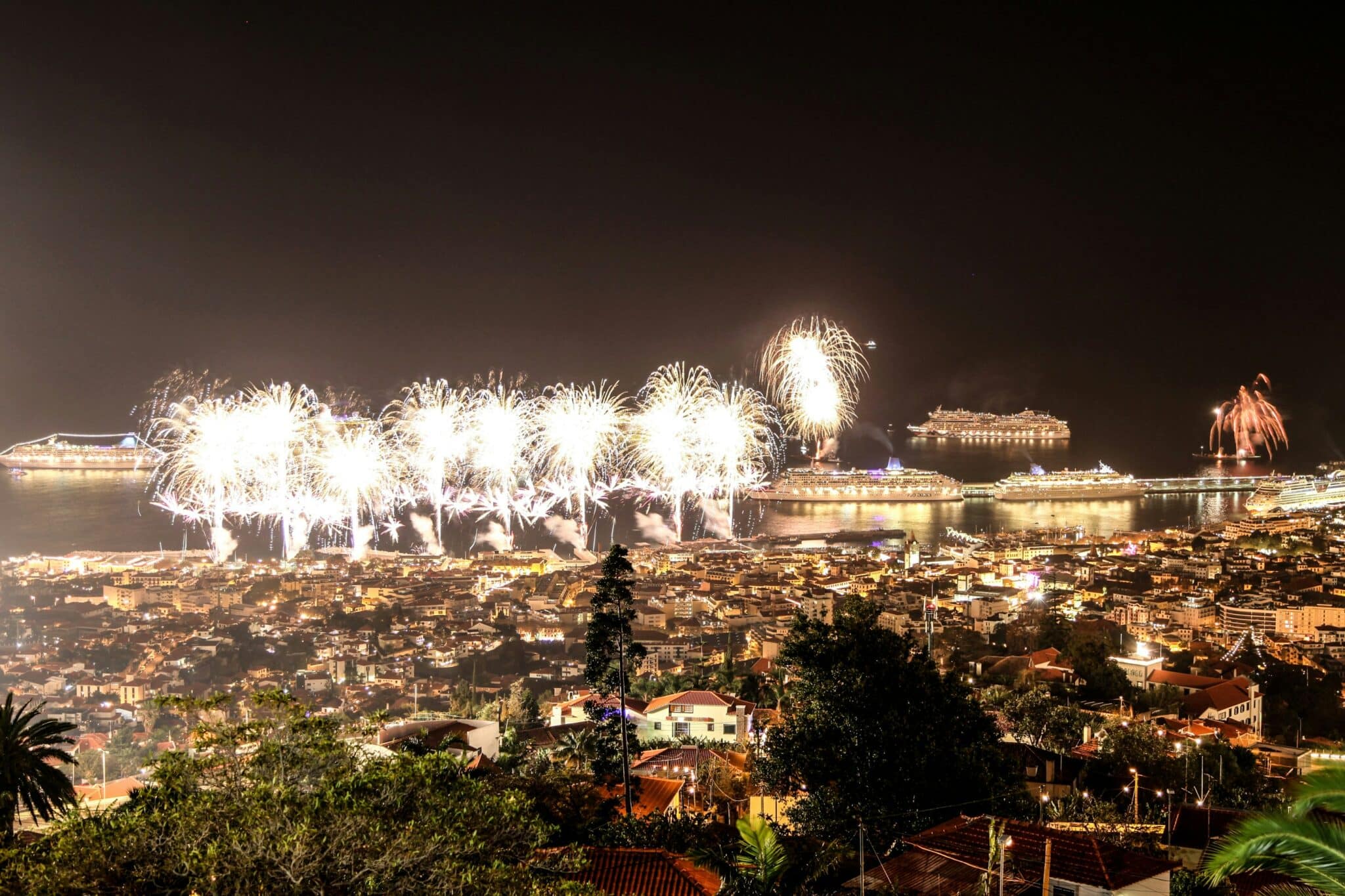 Funchal fireworks (mario-la-pergola-unsplash)