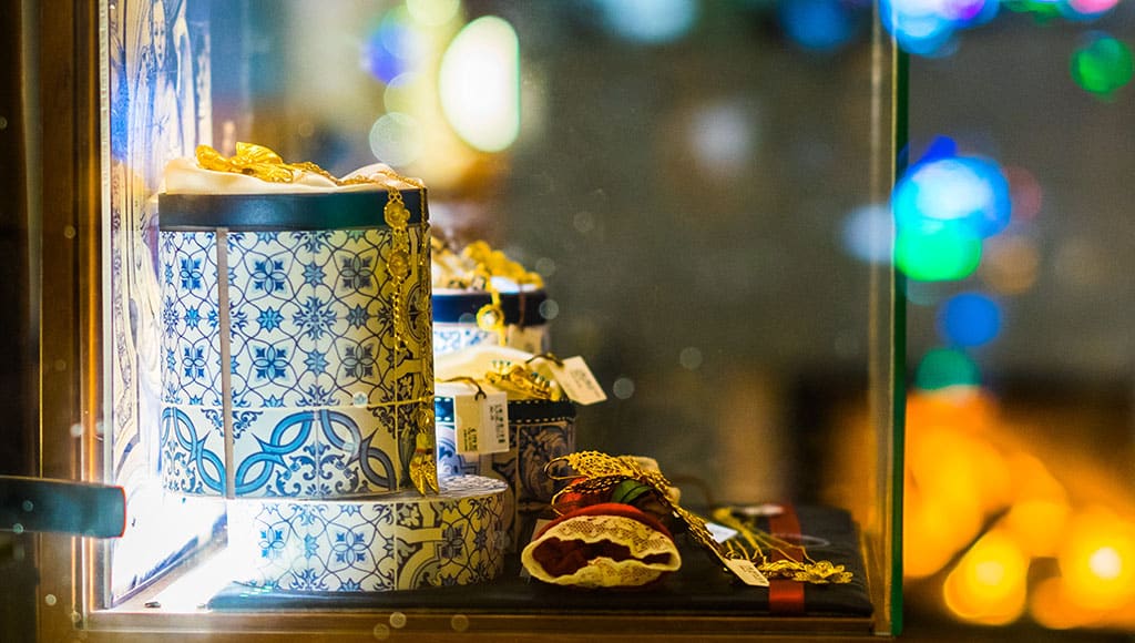 Gold filigree in azulejo boxes. A glimpse of Portugal’s premium side, rooted in tradition, not extravagance.