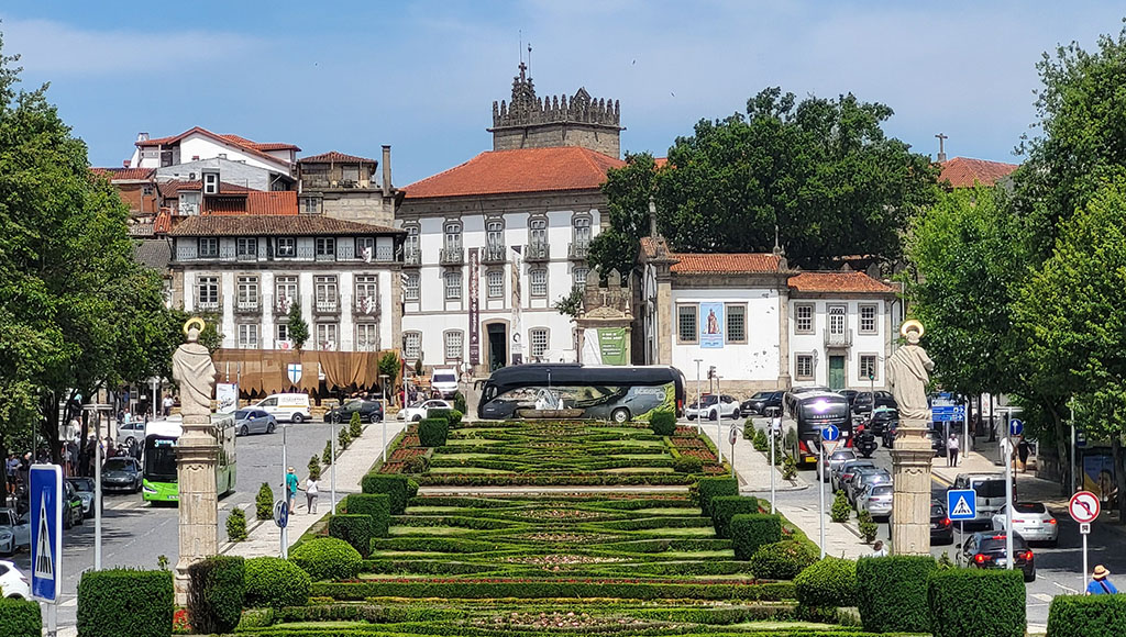 Guimarães in full calm. A quiet place to land. Many rested travelers pause here longer than they expect.